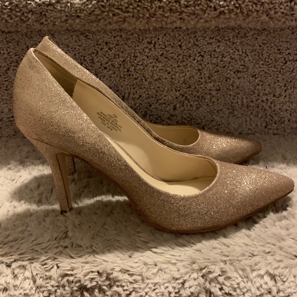 🎉Host Pick 🎉 Nine West - Gold Sparkle Heels - Picture 2 of 12
